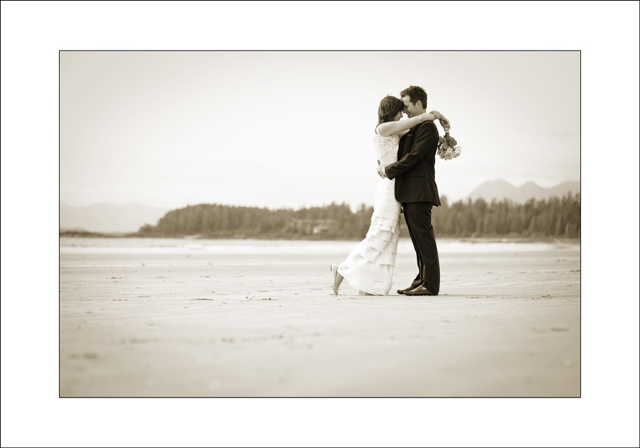 D3S_0443 Tofino Chesterman beach wedding photo se1